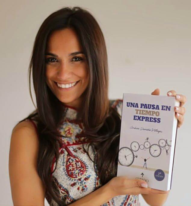Andrea Villegas con libro "Una pausa en tiempo express"